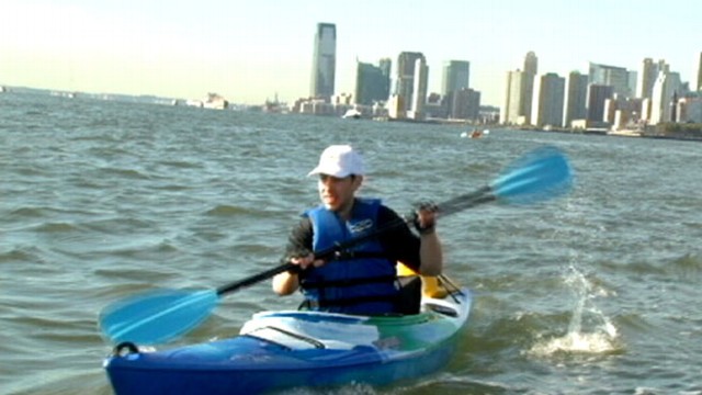 VIDEO:  ABC News' Dan Harris paddles along with kayak commuter Zach Schwitzky.