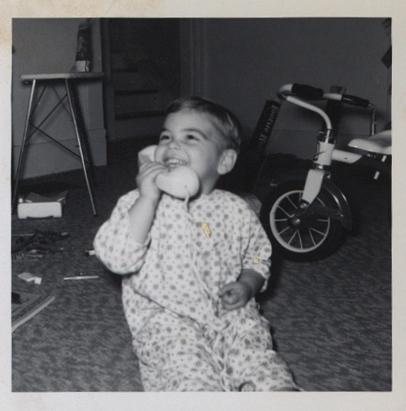 George Clooney says he doesn't believe in God - Page 4 Ht_on_phone_100223_ssv