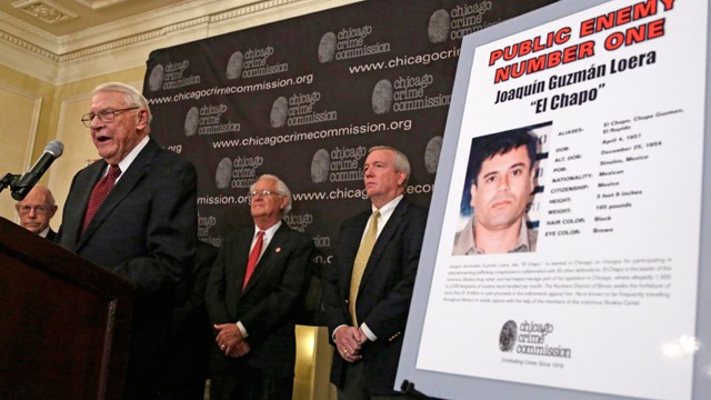 PHOTO: Art Bilek, Executive Vice President of the Chicago Crime Commission, left, announces that Joaquin 