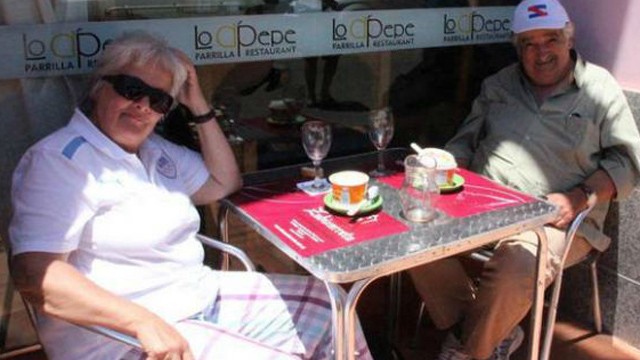 PHOTO: Jose Mujica having lunch with his wife at Carmelo.
