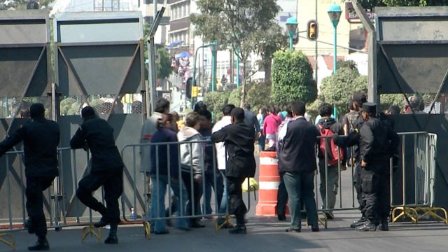 PHOTO: Mexico´s Presidential Guard has set up a huge wall around the Mexican Congress in preparation for Enrique Peña Nieto´s innauguration. But the wall also fences in hundreds of homes and businesses.