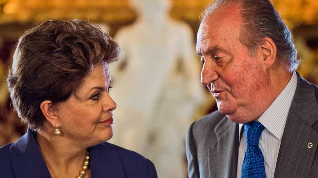 PHOTO: Spain's King Juan Carlos is all ears as he welcomes Brazil?s President Dilma Rousseff at the Royal Palace, in Madrid, Monday, Nov. 19, 2012.