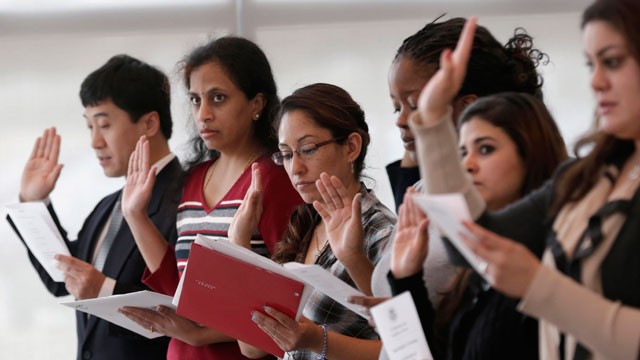 PHOTO: Immigrants take the U.S. oath of citizenship during naturalization ceremony Monday, Jan. 28, 2013, in Irving, Texas.