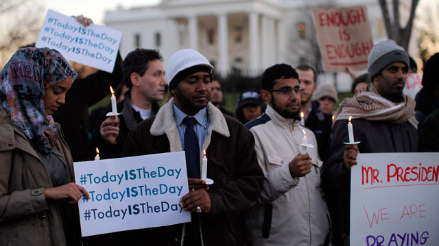 PHOTO: Supporters of gun control gather on Pennsylvania Avenue in front of the White House in Washington, Friday, Dec. 14, 2012, during a vigil for the victims of the shooting at Sandy Hook Elementary School in Newtown, Connecticut.