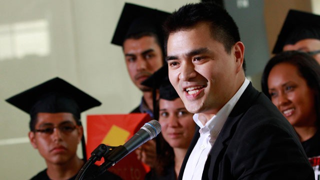 PHOTO: Immigration authorities said Monday, Oct. 8, 2012, they won't take action against the Pulitzer Prize-winning journalist who was arrested in Minnesota for driving without a valid license.