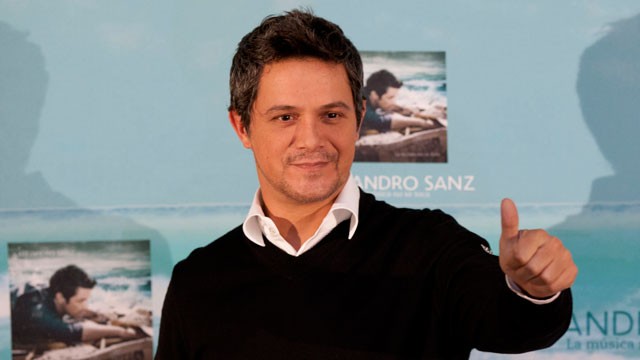 PHOTO: Spain's Alejandro Sanz gives a thumbs up at a news conference in Mexico City on Sept. 17, 2012.