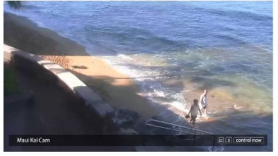 PHOTO: Tourists walk along the pristine shores of Hawaii