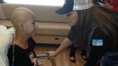 Jenni Rivera visiting a young girl with leukemia