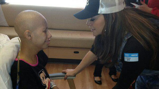 Jenni Rivera visiting a young girl with leukemia