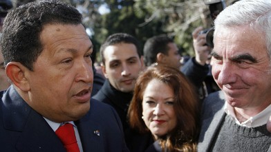 PHOTO: Venezuela's President Hugo Chavez accompanied by Argentine Ambassador in Venezuela Alicia Castroin Buenos Aires, 7 August 2007.