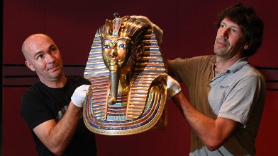 PHOTO: Workers lift a replica of King Tut's famous mask
