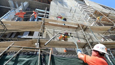 PHOTO: Construction laborers work on the construction of the Broad Museum in downtown Los Angeles on May 30, 2013.