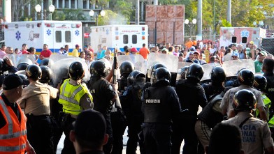 PHOTO: Members of the National Guard take shelter during a riot outside Uribana Prison in Barquisimeto, Lara state, Venezuela.