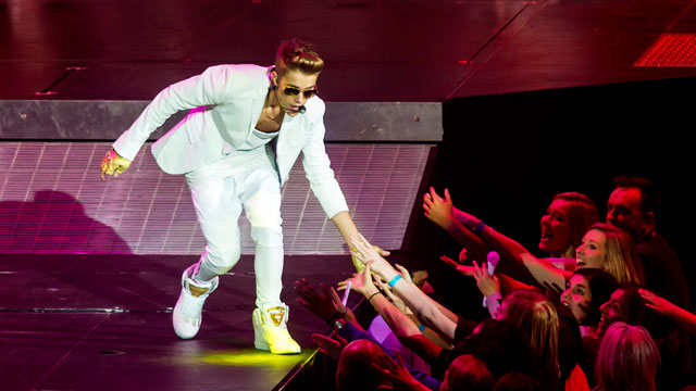 PHOTO: Justin Bieber shares a moment with screaming Beliebers.