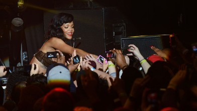 PHOTO: Rihanna reaches out to her fans.