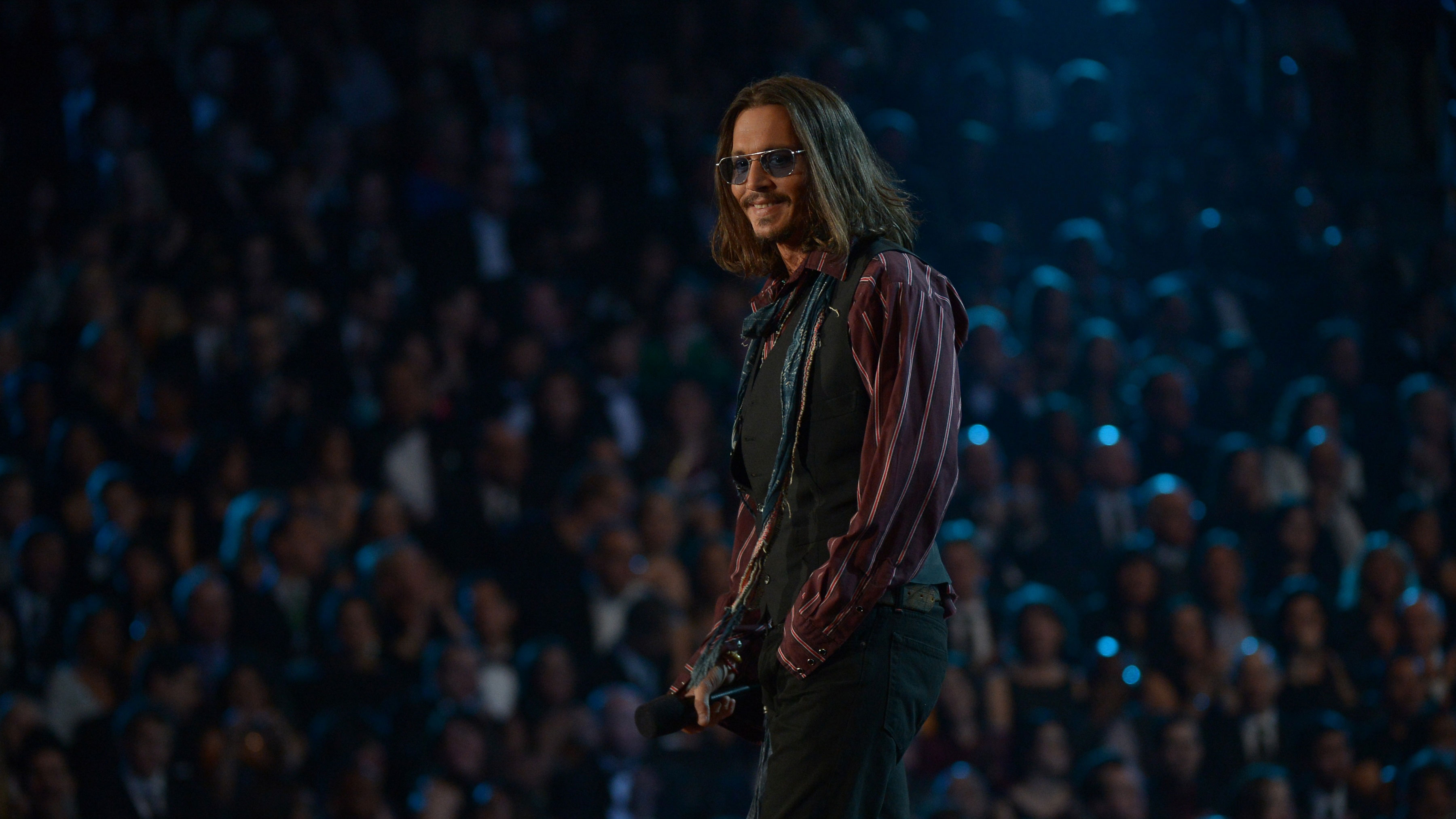 PHOTO: Johnny Depp chose a very Johnny Deppesque ensemble for the evening.