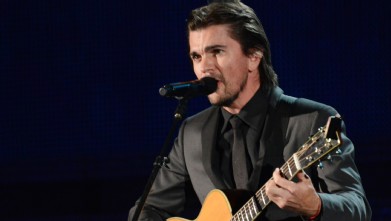 PHOTO: Juanes continues the "camisa negra" theme.