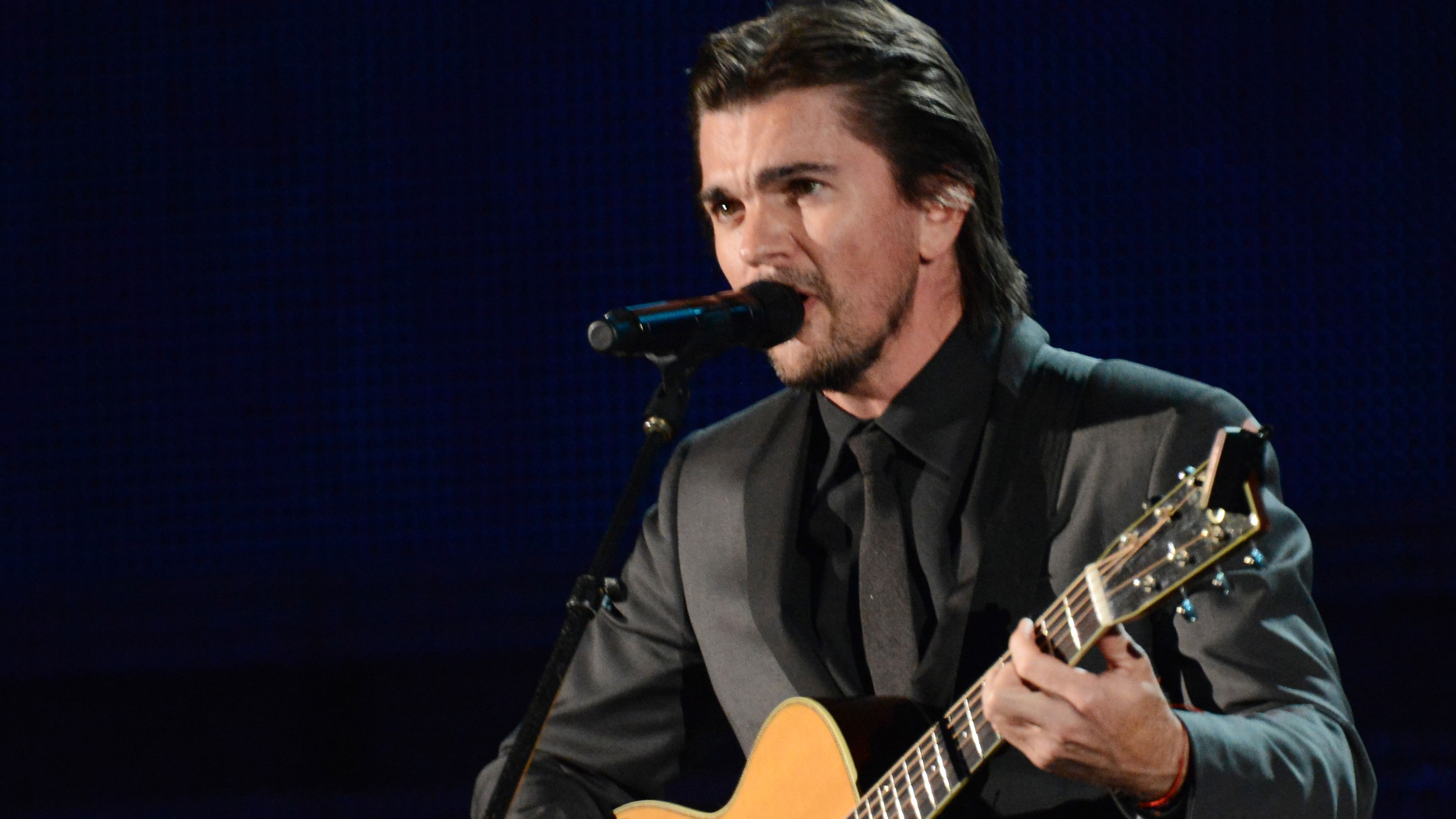 PHOTO: Juanes continues the "camisa negra" theme.