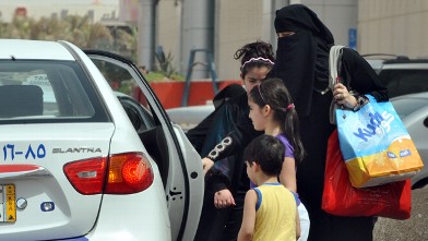 PHOTO: Saudi Women get into car.