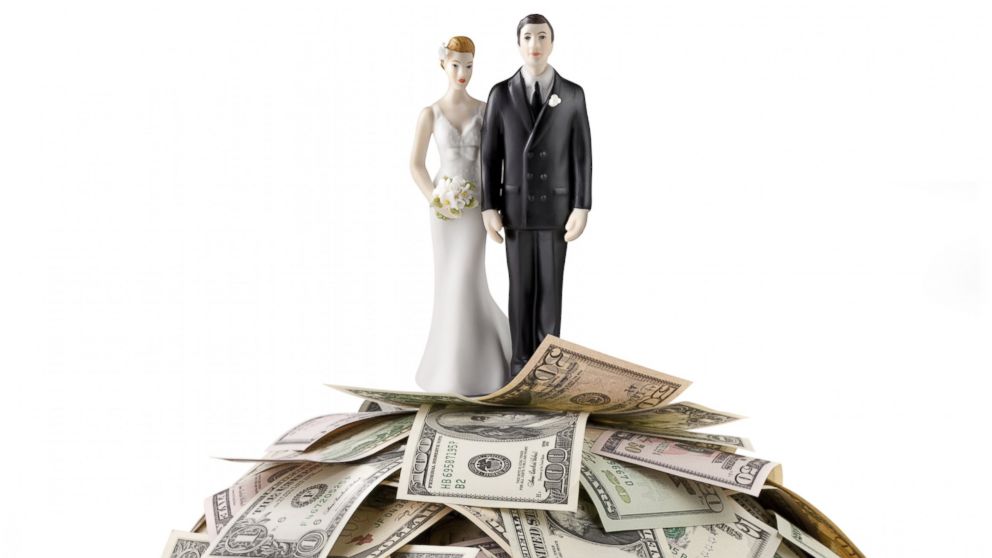 PHOTO: Follow these tips for better newlywed banking.