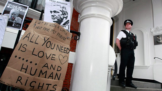 PHOTO: Police outside London Ecuadorian Embassy