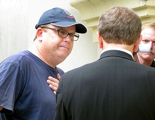 Brian Ross Confronts A Fugitive