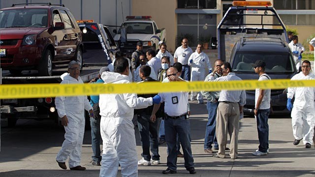 PHOTO: Police and forensic technicians