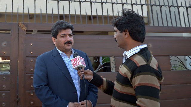 PHOTO: Pakistani journalist, Hamid Mir talks with media representatives outside his home in Islamabad on Nov. 26, 2012.