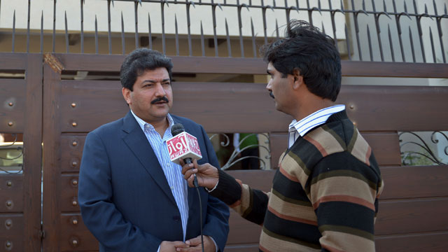 PHOTO: Pakistani journalist, Hamid Mir talks with media representatives outside his home in Islamabad on Nov. 26, 2012.
