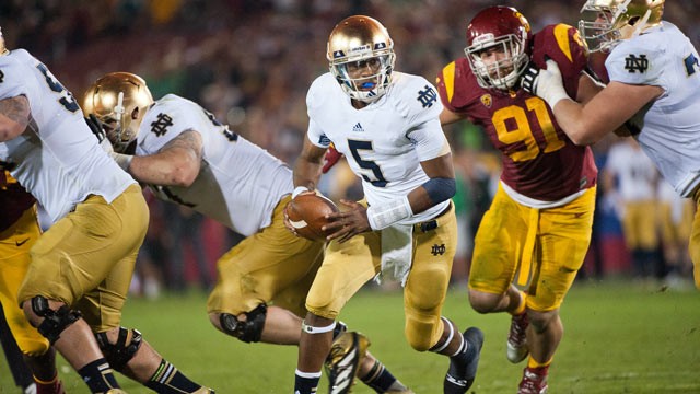 PHOTO: Everett Golson #5 of the Notre Dame Fighting Irish hands the ball off, at Los Angeles Memorial Coliseum, Nov. 24, 2012 in Los Angeles, Calif.