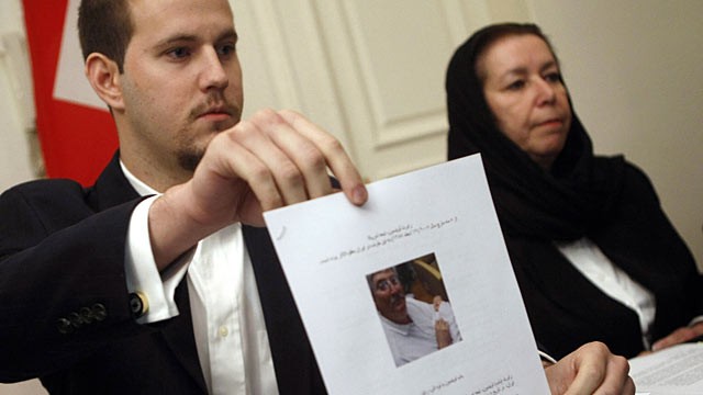 PHOTO: Daniel Levinson, left, shows a picture of his father, ex-FBI agent Robert Levinson, holding his grandson Ryan during a press conference with his mother.