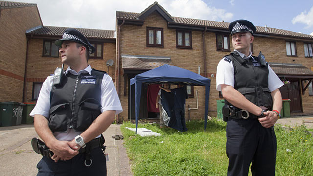 PHOTO: London police outside house