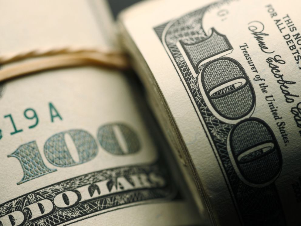 PHOTO: Beware of a simple holiday scam that involves a $100 bill.