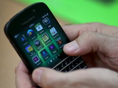 Parents on Smartphones Ignore Their Kids, Study Finds