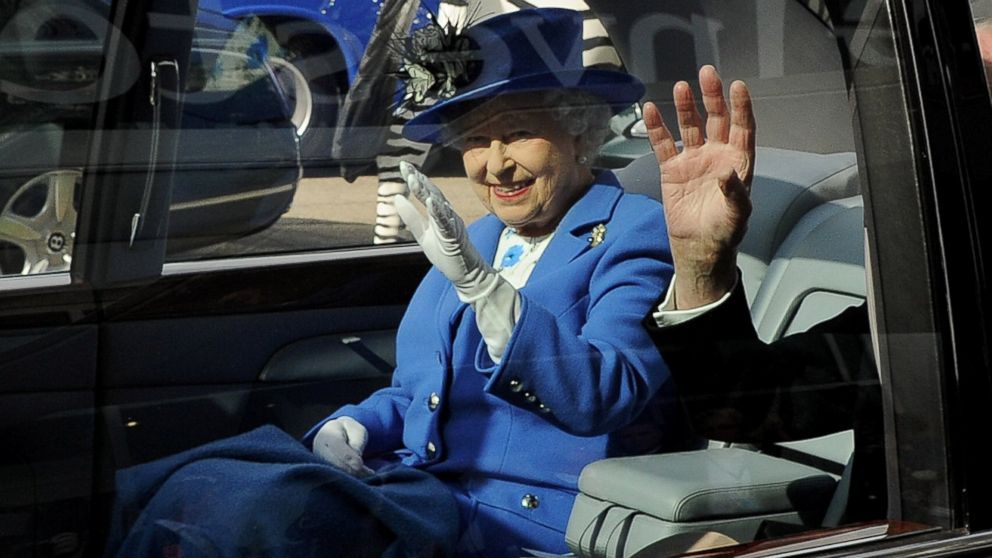 PHOTO: Queen Elizabeth II waves from her car