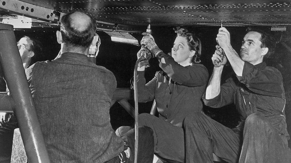 PHOTO: riveter, ford motors, willow run, ww II, world war
