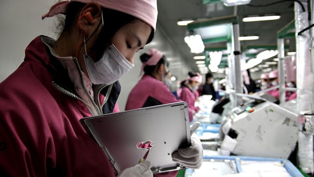 PHOTO: A worker at a Foxconn factory in Shenzen, China, works on an Apple iPad. ABC News Nightlines Bill Weir was the first journalist allowed onto the Apple production line there, as the company faces a firestorm of criticism over labor practices.
