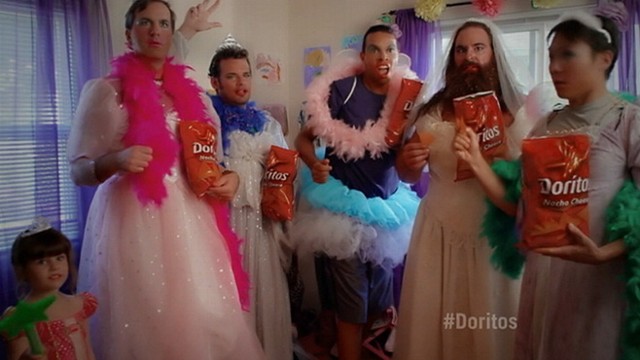 VIDEO: Football-playing dad takes time out to play dress-up with his daughter.
