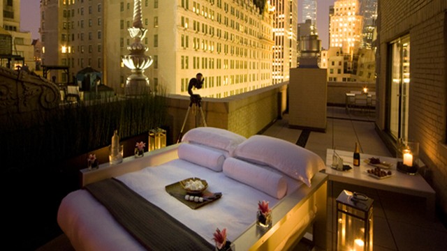 VIDEO: New York City hotels offer guests the opportunity to sleep under the stars in the Big Apple.