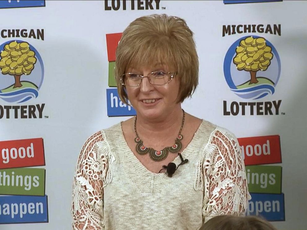 PHOTO: Julie Leach of Three Rivers, Michigan appears at the press conference announcing her as the winner of a $310 million Powerball jackpot, Oct. 6, 2015.