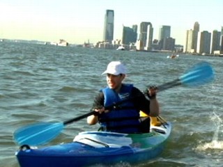 Man Commutes to New York City by Kayak
