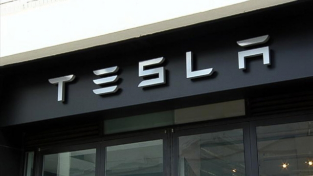 VIDEO: Electric car maker hopes to employ 6,500 people for the manufacturing of batteries.
