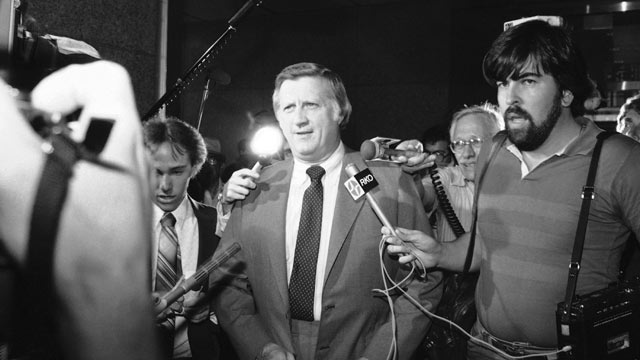 PHOTO: Newsmen engulf New York Yankee owner George Steinbrenner, second from left, as he arrives to attend a meeting of major league owners in New York City, July 9, 1981.