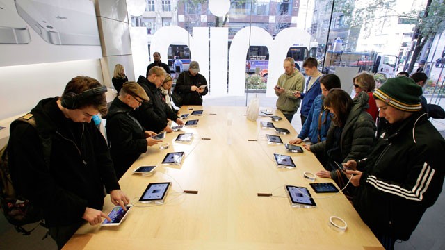 PHOTO: Shoppers check out the new Apple iPad mini at the Apple store on Michigan Ave. in Chicago on Nov. 2, 2012.
