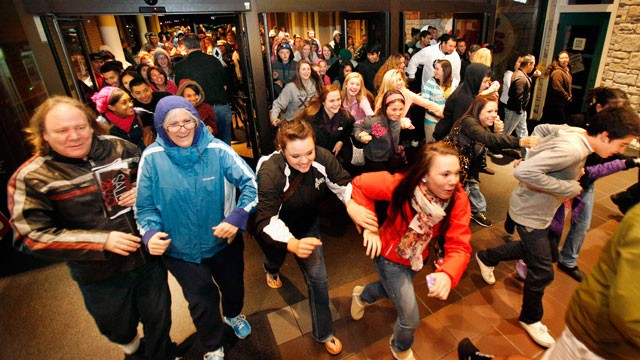 PHOTO: Black Friday shoppers pour into the Valley River Center mall for the Midnight Madness sale, Nov. 23, 2012 in Eugene, Ore.