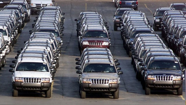 PHOTO: In this file photo taken Fed. 2, 2001, rows of 2001 Jeep Grand Cherokees are lined up outside the Jefferson North Assembly Plant in Detroit. Chrysler is refusing a request by U.S. safety regulators to recall about 2.7 million vehicles to fix fuel t