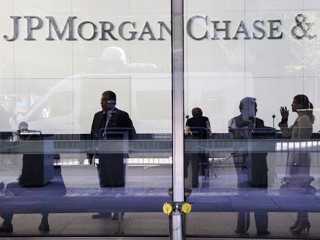 PHOTO: People stand in the lobby of JPMorgan Chase headquarters in New York, in this file photo.
