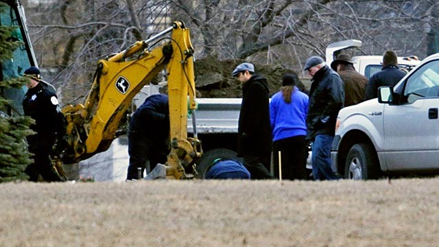 PHOTO: Workers exhume body of Urooj Khan