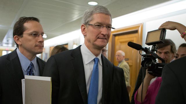 PHOTO: Apple CEO Tim Cook arrives on Capitol Hill, in Washington, May 21, 2013, to testify before the Senate Homeland Security and Governmental Affairs Permanent subcommittee on Investigations.