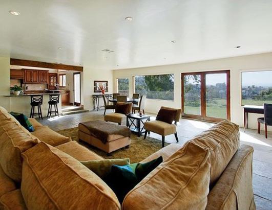 Frontman Buys Home from Soap Star